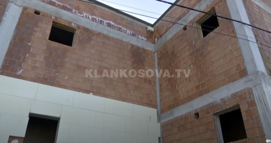 Punëkryesi i merr dritaret për borxh (VIDEO)