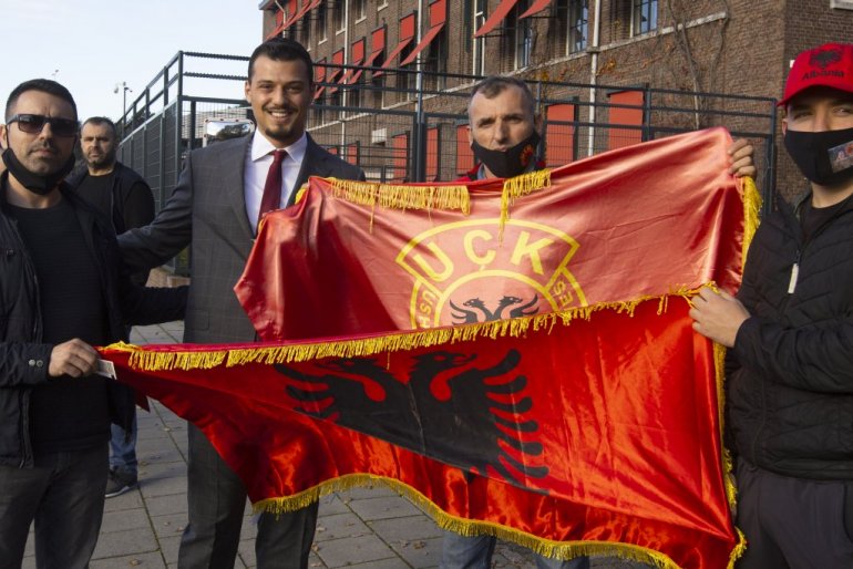 Endrit Thaçi shkon në Hagë, fotografohet me flamurin e UÇK-së para Speciales