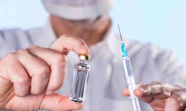 Rusia ua kushtëzon mjekëve vendin e punës me marrjen e vaksinës anti-Covid