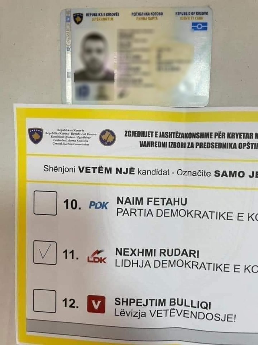 Votuesi në Podujevë fotografon votën e tij për kandidatin e LDK-së