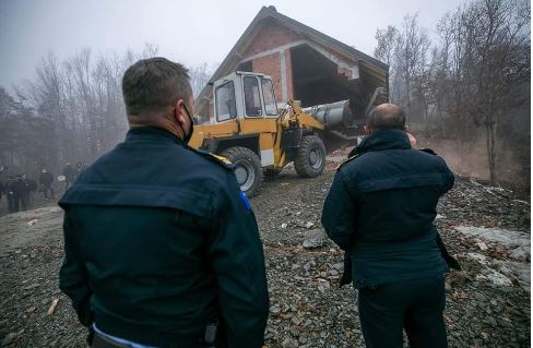 Inspekcioni rrënon një villë në Makoc, ndërtim pa leje