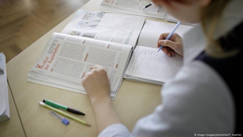 Provimet e gjuhës bllokojnë bashkimin familjar në Gjermani