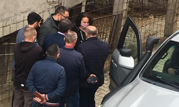 Flet gruaja e Jakup Krasniqit: Burri im po intervistohet pa praninë e avokatit, përdoren dhunë