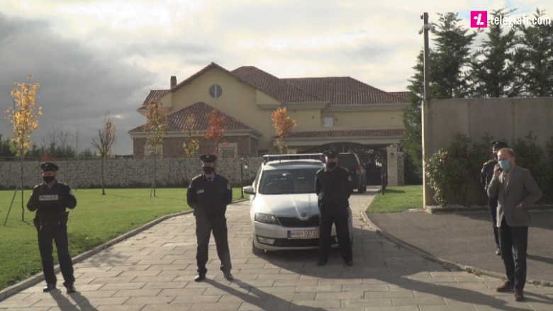 Hetuesit e Speciales marrin dy pako nga banesa e Veselit, bastisin edhe shtëpinë e Thaçit