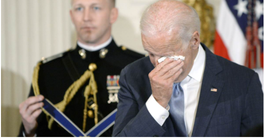 Joe Biden shpërthen në lot, fiton zemrat e amerikanëve