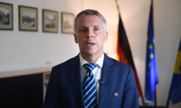 Ambasadori gjerman, flet për liberalizimin, pritjet e aplikuesve për vizat e punës dhe njohjen e patent-shoferëve të Kosovës nga Gjermania