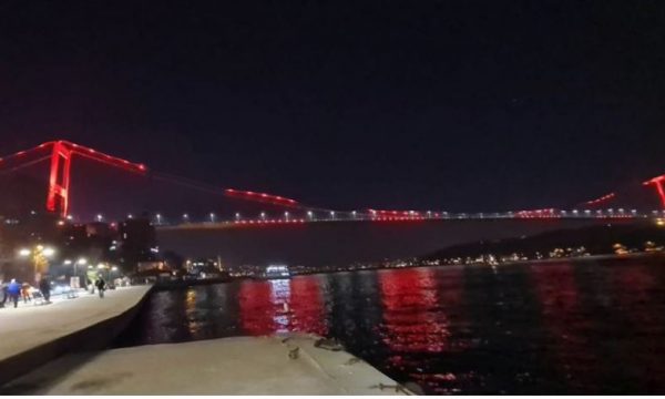 Edhe Ura e Bosforit në Stamboll “mbulohet” nga ngjyrat kuq e zi
