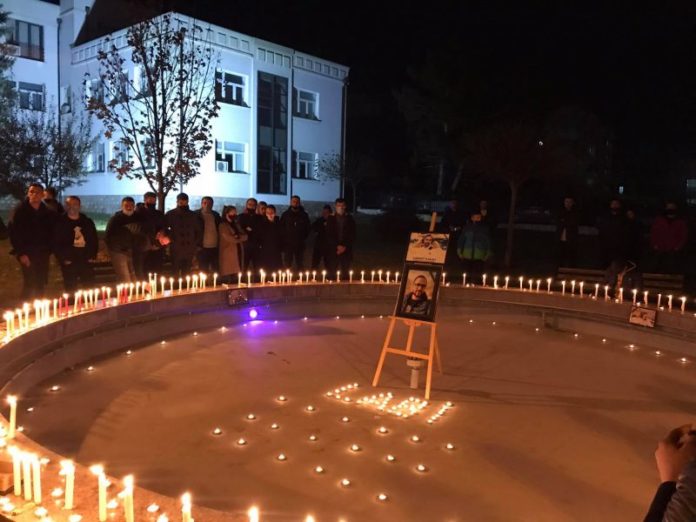 Qytetarët e Istogut ndezin qirinj për të riun që vdiq sot