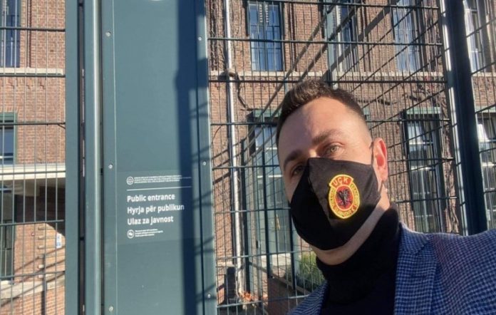 Mërgimtari shkon me logo të UÇK-së para Gjykatës Speciale, por i doli një problem që e befasoi