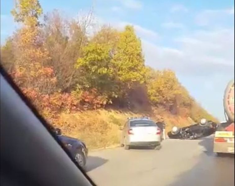 Aksident i rëndë në Dollc të Klinës, rrokulliset një veturë