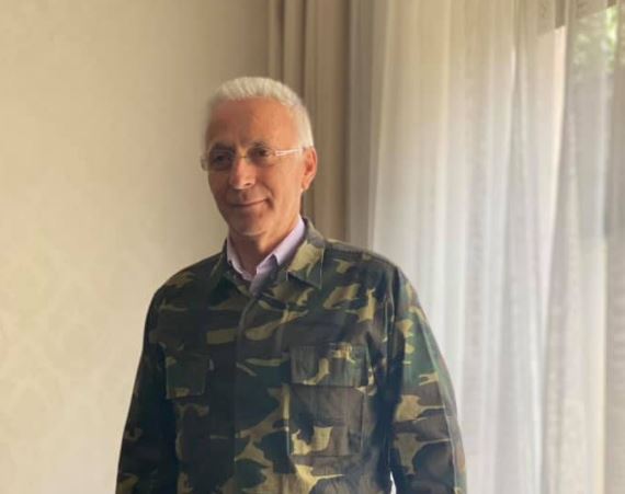 Çlirimtare Jakupi: 21 vjet pas luftës së UÇK-së, babi mban me krenari po të njëjtën uniformë