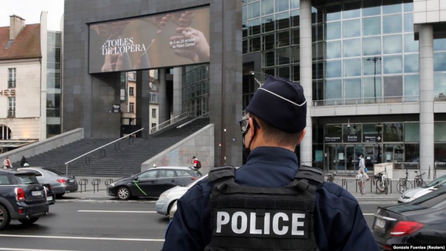 Terroristi islamik mbyt me thikë një police në Francë