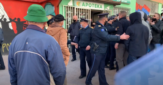 Shteti aksion në Mitrovicë, serbët dalin dhe ofendojnë rëndë policinë dhe inspektorët