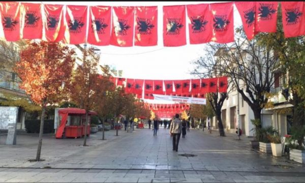 Prishtina pa flamujt kuq e zi me 28 nëntor, Shpend Ahmeti kapet me Vetëvendosjen