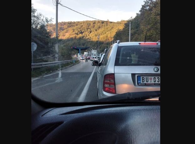 Kolona të gjata tek Dheu i Bardh, pritje më shumë se një orë për të hyrë nga Serbia në Kosovë
