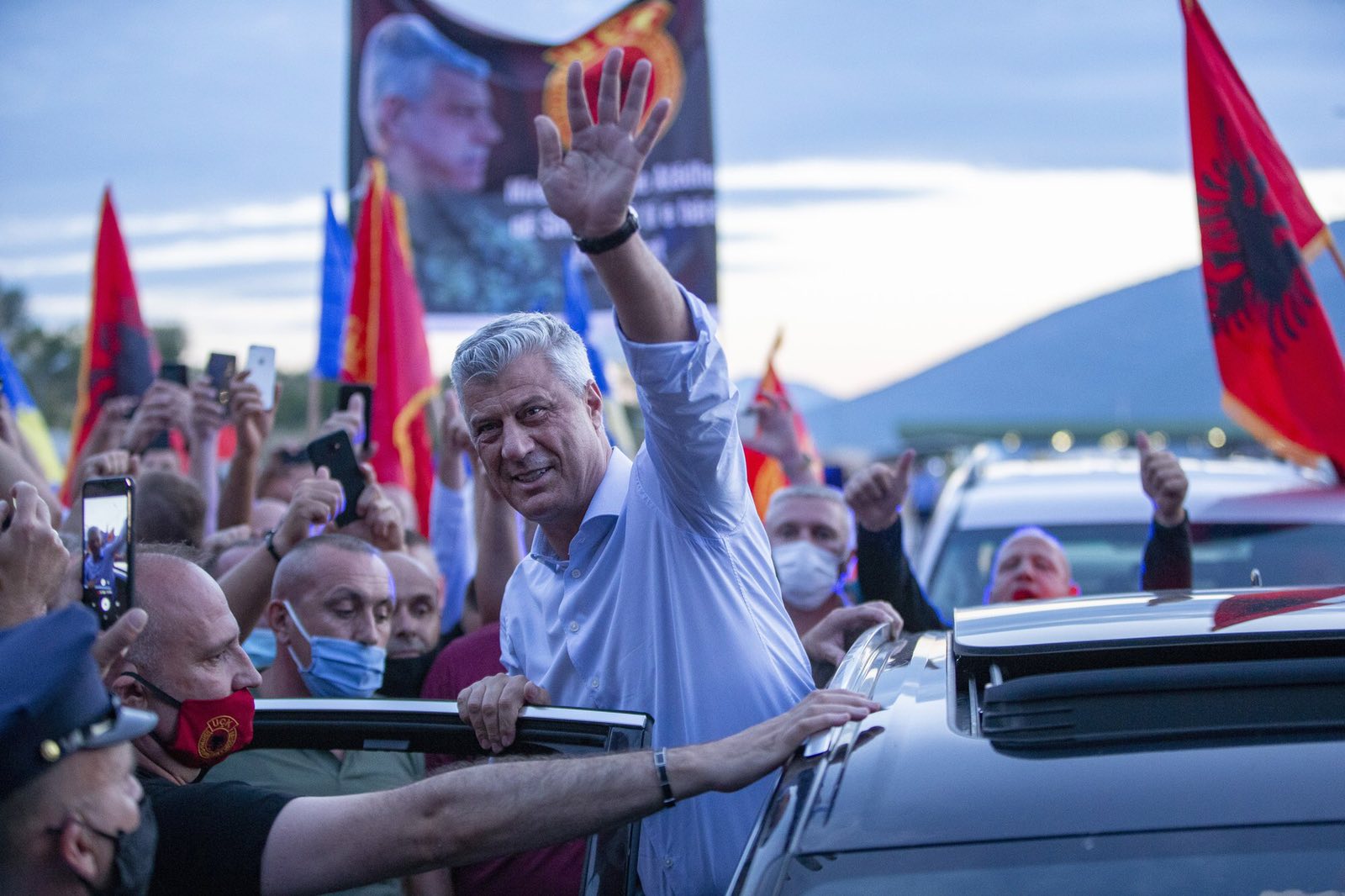 Reagimi i parë i Thaçit pas arritjes në Hagë