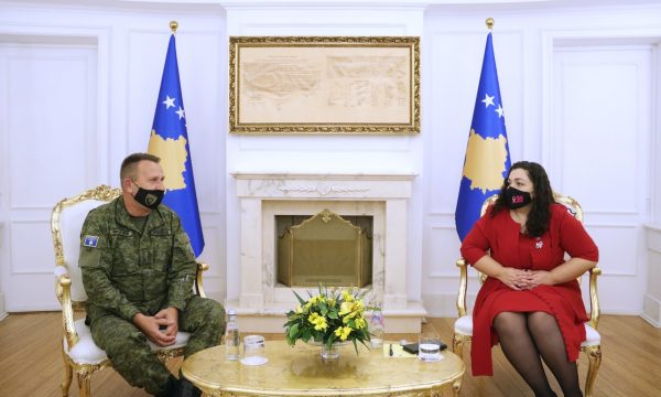 Vjosa Osmani si komandante supreme takon edhe gjeneralin e FSK’së Rrahman Rama