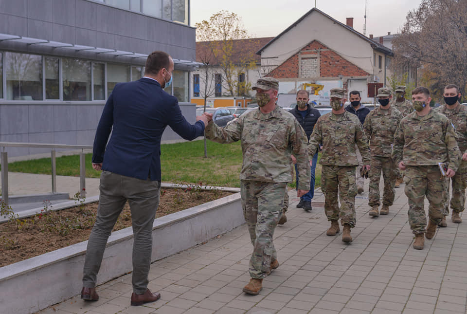 Kastrati pret në takim komandantin e ri të Kampit Bondsteel