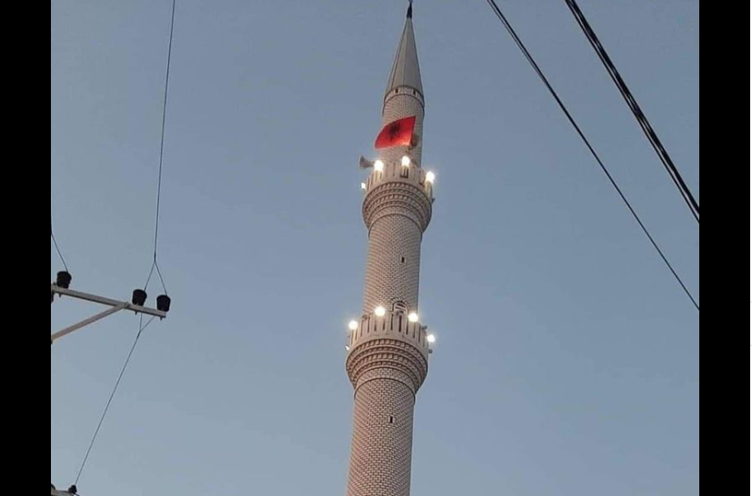 Flamuri kuq e zi valon në minaren e xhamisë në Suharekë, kjo është arsyeja