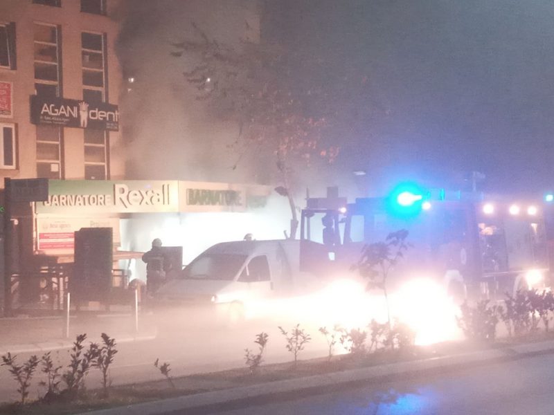 Zjarr i madh te një barnatore në lagjen Dardania në Prishtinë
