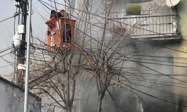 Pamje nga momenti kur shpëtohet gruaja e moshuar nga zjarri në Vushtrri