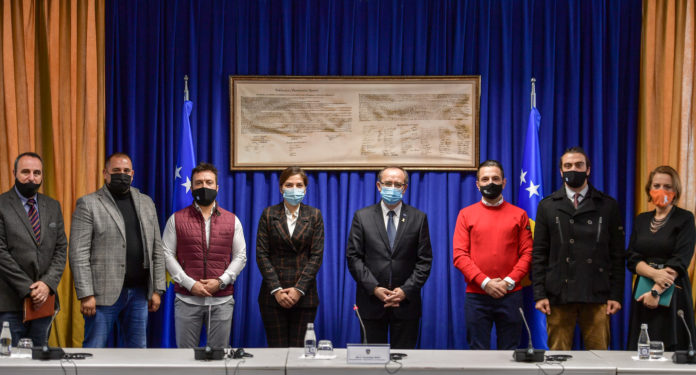 Hoti takon gastronomët dhe rrjetin e shitësve me pakicë: Në Pakon e re Ekonomike zbritet TVSH-ja nga 18 në 8%