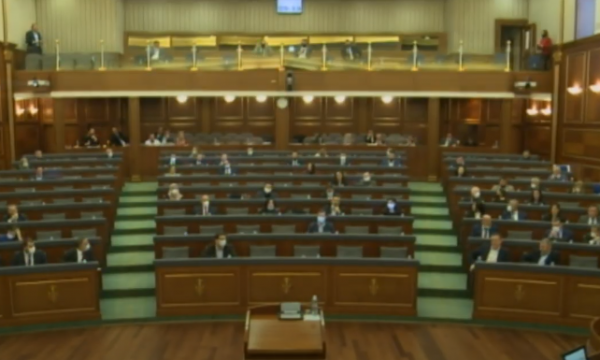 Ndërpritet seanca e Kuvendit pas hyrjes së Driton Selmanajt në sallë, proteston Vetëvendosja