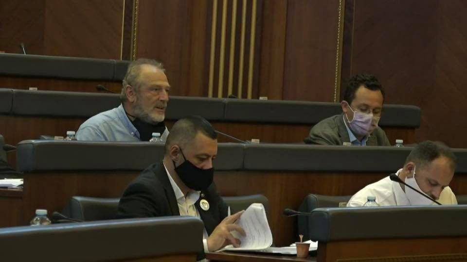 Infermieri kosovar në ditën e 16 të grevës, nga sot refuzon të pijë edhe ujë