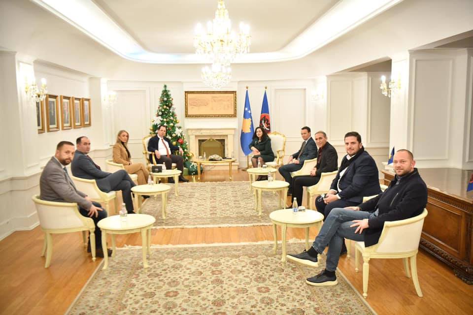Zyrtarizohet ndarja, Vjosa Osmani ia merr disa asamblistë LDK-së në Ferizaj