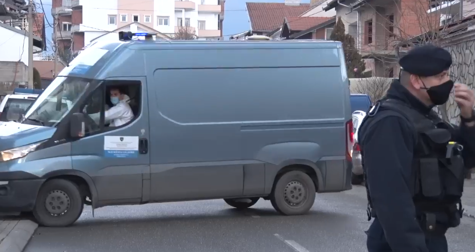 Mjeko-ligjorët arrijnë në vendin ku djali e vrau babanë