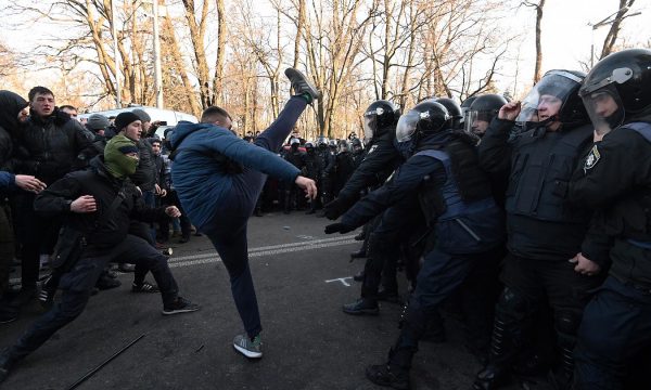 Rreth 40 oficerë policie mbesin të plagosur nga përplasja në Ukrainë