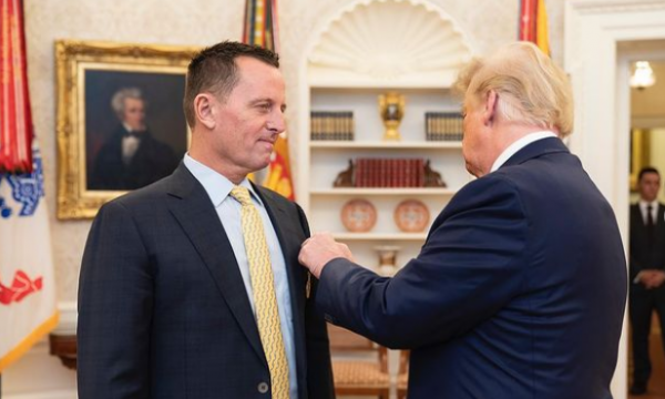 Trump i ndan medalje Grenellit për marrëveshjen Kosovë-Serbi