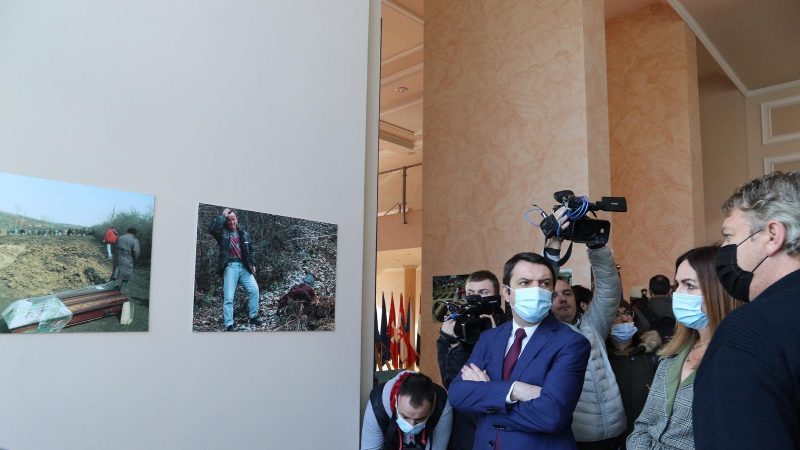 Krimet dhe masakrat e shtetit serb nga kosovarëve dokumentohen përmes fotografive të Alban Bujarit