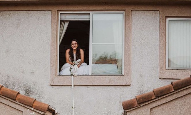 Dasmë në pandemi: Nusja me COVID-19 martohet nga dritarja