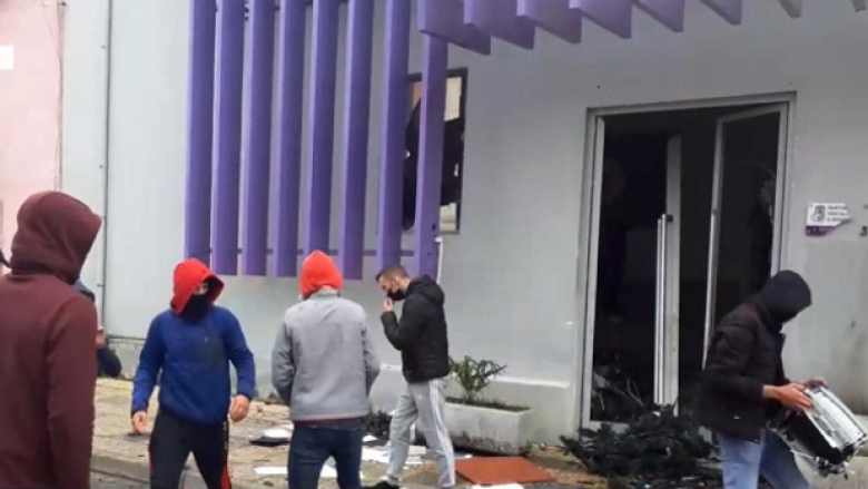 Protesta të dhunshme në Shkodër, sulmohet selia e Partisë Socialiste