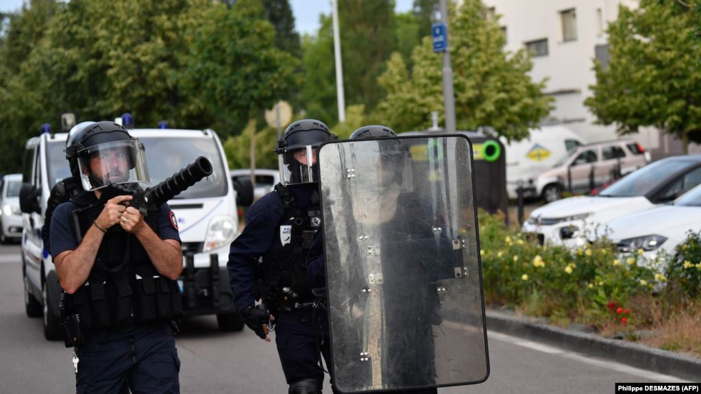 Vriten tre policë dhe një tjetër plagoset në Francë