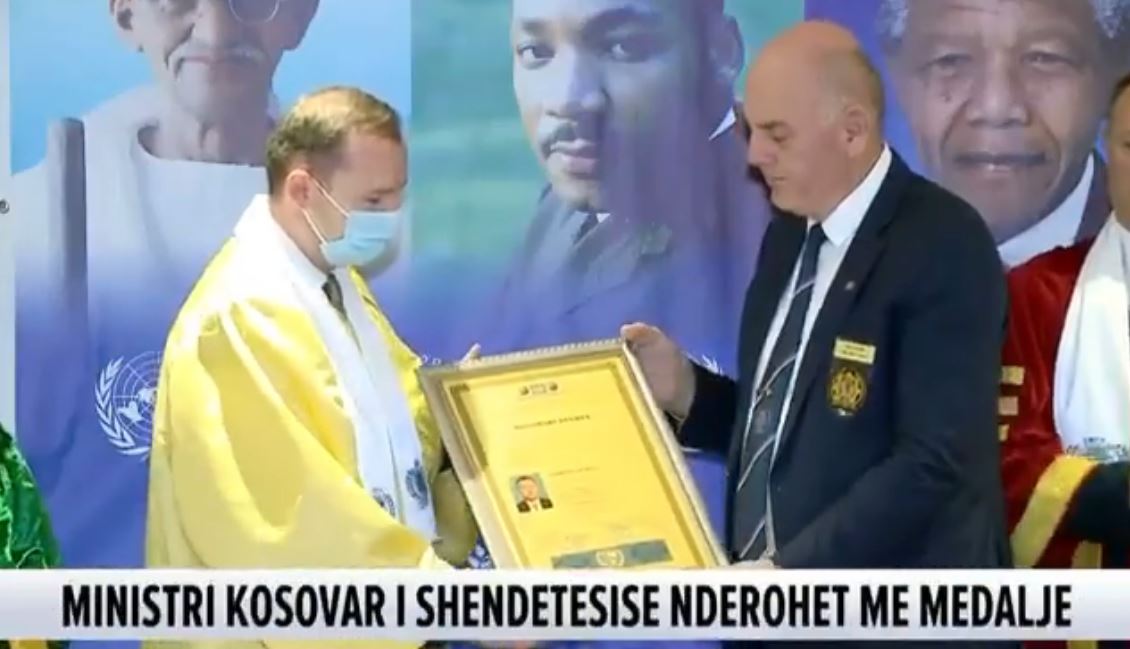 Shqipëri: Zemaj nderohet me medaljen “Misionar i Paqes dhe zhvillimit Martin Luther King”