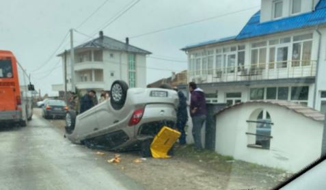 Rrokulliset vetura në hyrje të Istogut, ka të lënduar