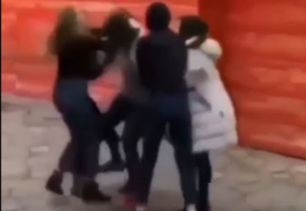 Për flokësh, publikohet një video duke u rrahur disa vajza në Prizren