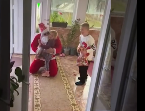 Emocionuese: Mërgimtari vishet si babadimër, prindërit mbesin pa fjalë kur ai hoqi kapelën