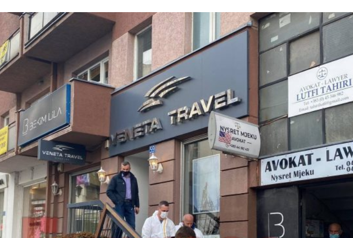 Nxirret nga lokali trupi i personit që dyshohet se u vetëvra në qendër të Prishtinës