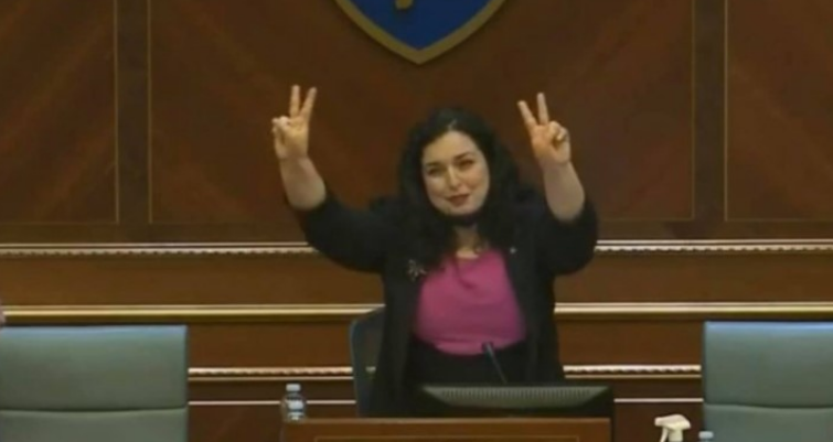 Zyrtari i LDK-së: Vjosa me ata dy gishta mund t’i mashtrojë vetëm vajzat e saj binjake