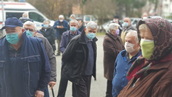 Fillon vaksinimi ndaj Covid-19 në Veri të Kosovës, të moshuarit serbë presin në radhë
