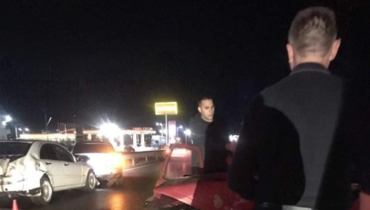 3 vetura u përplasën sonte në Komoran, një person në gjendje të rëndë