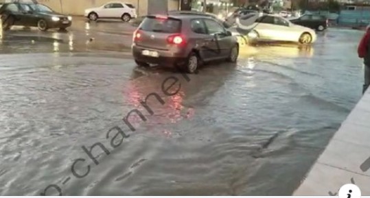 Durrësi në ujë, reshjet e shiut dhe breshërit sjellin përmbytje