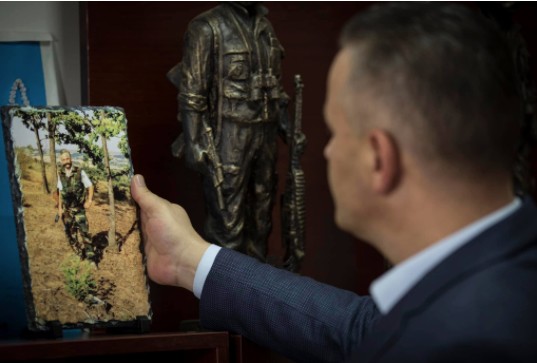 Bekim Jashari me fotografi të babait të tij: Asnjëherë nuk do t’a lëshoj rrugën tënde e t’balit Adem