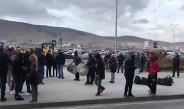 Në Aeroportin e Prishtinës mërgimtarët po priten me tupana e valle