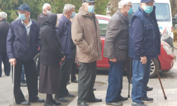 Muharremi e merr vaksinën anti-Covid në veri: Faleminderit Vuçiqit që na i siguroi