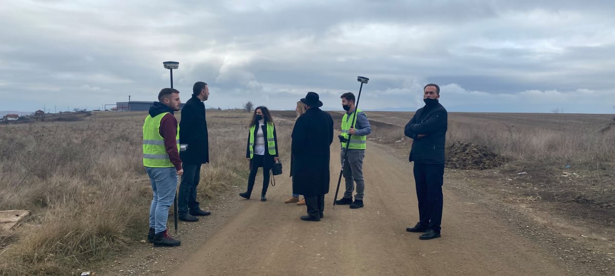 Minisrtri Abrashi premton rrugën që lidh Kodrën e Trimave me Shkabajn