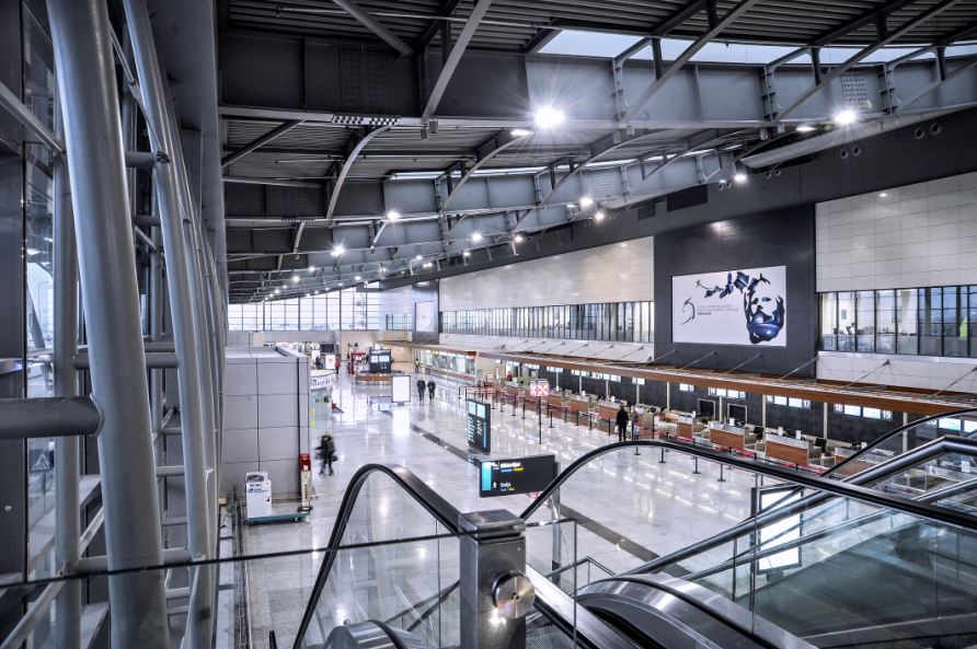 Aeroporti “Adem Jashari” drejt falimentimit? –  Afro 50% më pak udhëtarë në në muajin shkurt